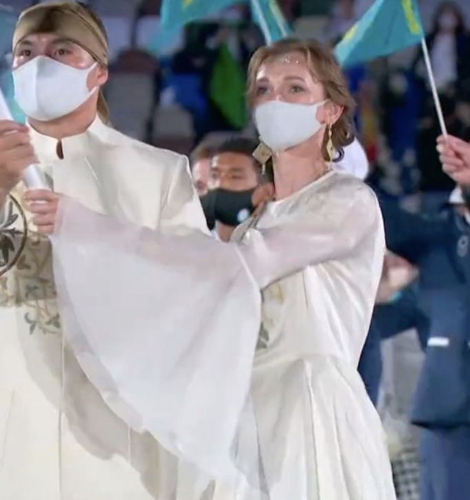 哈萨克斯坦女旗手，哈萨克斯坦女旗手摘口罩！