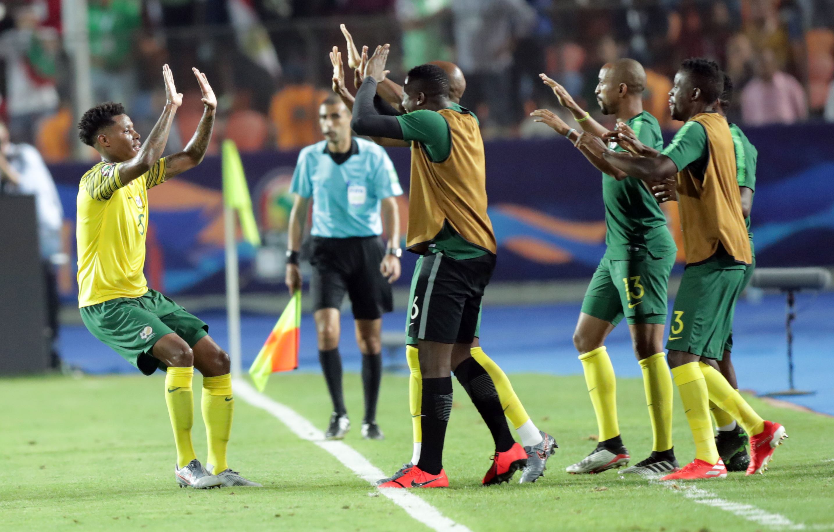 南非队，南非队世界杯进球四小伙跳舞！