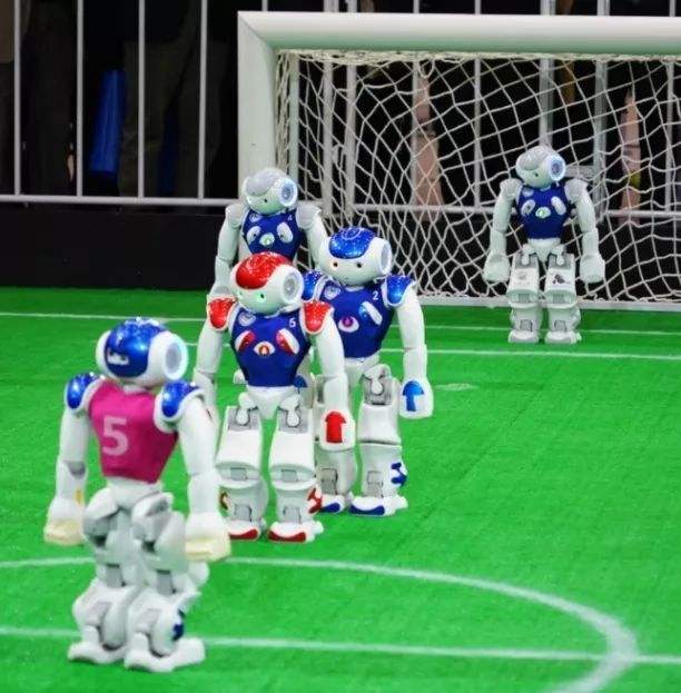 机器人世界杯足球赛，我国首届机器人世界杯足球赛在哪里举办！