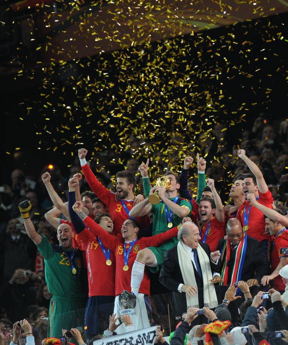 获得南非世界杯冠军，获得南非世界杯冠军的西班牙队是世界杯史！