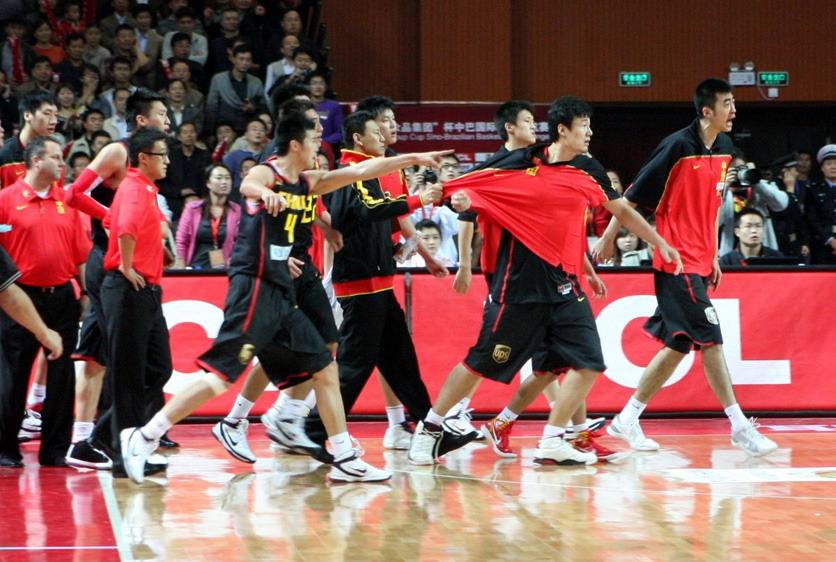 中国男篮打架视频，中国男篮和外国男篮打架视频！